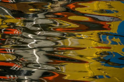 Kleurrijke abstracte weerspiegeling in het water
